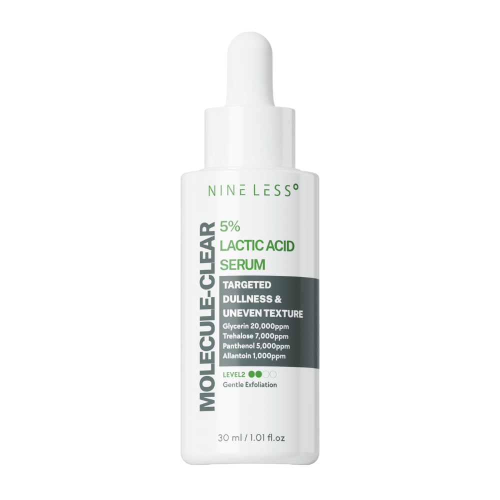 Nine Less Molecule-Clear 5% Lactic Acid Serum σε λευκό μπουκάλι με πιπέτα, σχεδιασμένο να εξομαλύνει την ανώμαλη υφή του δέρματος και να προσφέρει απαλό απολέπιση. Μέγεθος 30 ml.