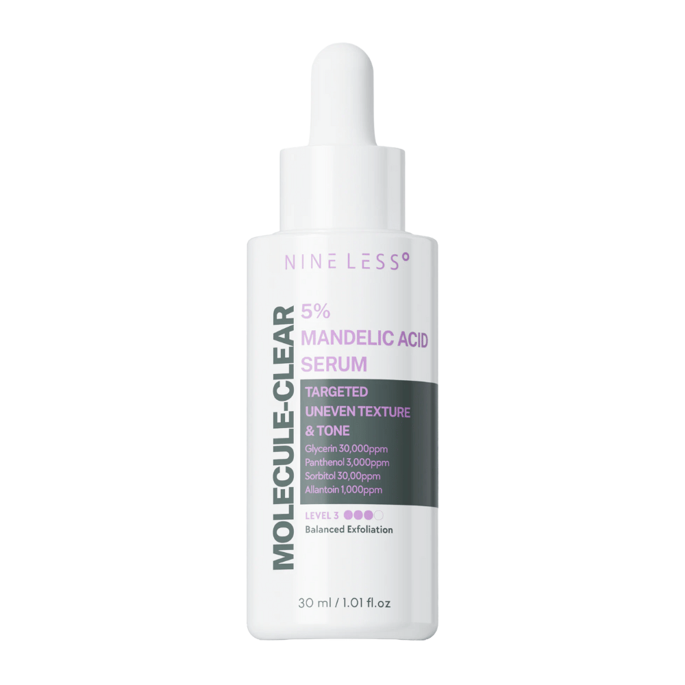 Nine Less Molecule-Clear 5% Mandelic Acid Serum σε λευκό μπουκάλι με πιπέτα, σχεδιασμένο για ευαίσθητο δέρμα και ισορροπημένη απολέπιση ανώμαλου τόνου και υφής του δέρματος.