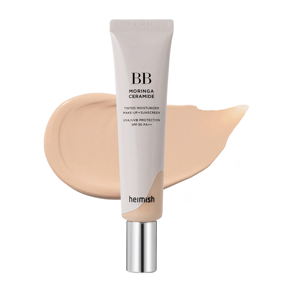 Εικόνα προϊόντος του Heimish Moringa Ceramide BB Cream μπροστά από ένα ανοιχτό δείγμα απόχρωσης. Η εικόνα εστιάζει σε έναν πιο ανοιχτό χρωματικό τόνο και δείχνει το απαλό, φυσικό τελείωμα που προσφέρει η BB κρέμα στην επιδερμίδα.