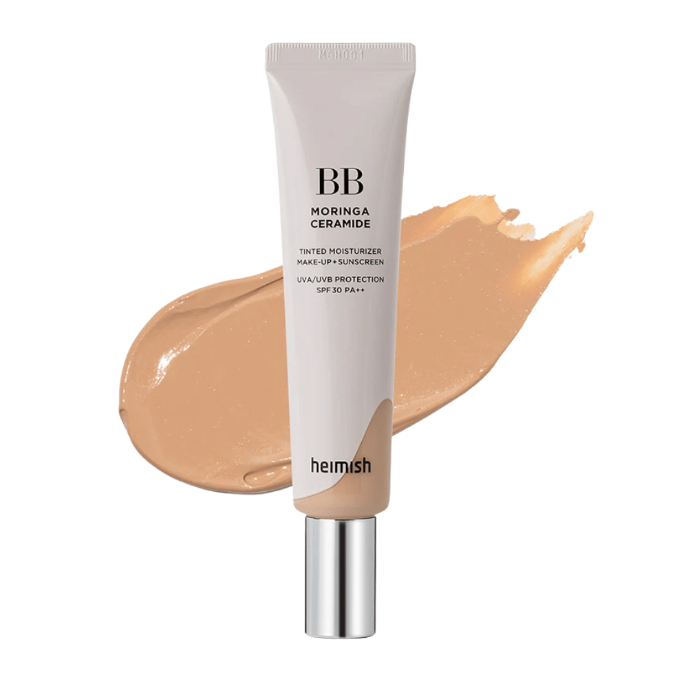 Εικόνα προϊόντος του Heimish Moringa Ceramide BB Cream μπροστά από μια πινελιά μπεζ BB κρέμας. Η εικόνα αναδεικνύει μια μεσαία προς σκούρα απόχρωση καθώς και τις ενυδατικές και εξομαλυντικές ιδιότητες του προϊόντος.