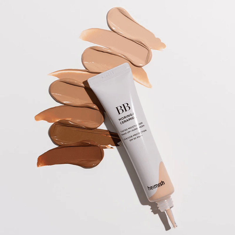 Heimish Moringa Ceramide BB Cream περιτριγυρισμένο από πολλά δείγματα αποχρώσεων σε διαφορετικούς τόνους επιδερμίδας. Η εικόνα δείχνει τη μεγάλη γκάμα χρωμάτων του προϊόντος και την κρεμώδη υφή που προσφέρει φυσική κάλυψη και ομοιόμορφο τόνο επιδερμίδας.