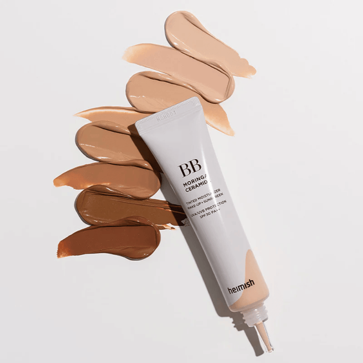 Heimish Moringa Ceramide BB Cream περιτριγυρισμένο από πολλά δείγματα αποχρώσεων σε διαφορετικούς τόνους επιδερμίδας. Η εικόνα δείχνει τη μεγάλη γκάμα χρωμάτων του προϊόντος και την κρεμώδη υφή που προσφέρει φυσική κάλυψη και ομοιόμορφο τόνο επιδερμίδας.