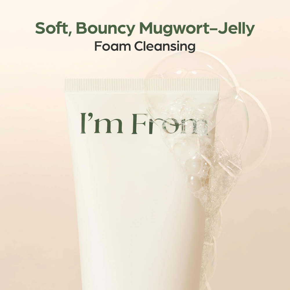 I'm From Mugwort Gel Cleanser με απαλή υφή ζελέ που σχηματίζει αφρό καθαρισμού. Κοντινό πλάνο σε μπεζ σωληνάριο με διάφανες φυσαλίδες αφρού.