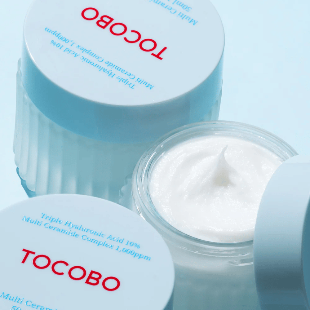 Η εικόνα δείχνει το "Multi Ceramide Cream" από TOCOBO, που είναι μια ενυδατική κρέμα με τριπλό υαλουρονικό οξύ και ένα σύμπλεγμα πολλαπλών κεραμιδών. Το προϊόν προορίζεται να ενυδατώσει εντατικά και να ενισχύσει το φραγμό του δέρματος.