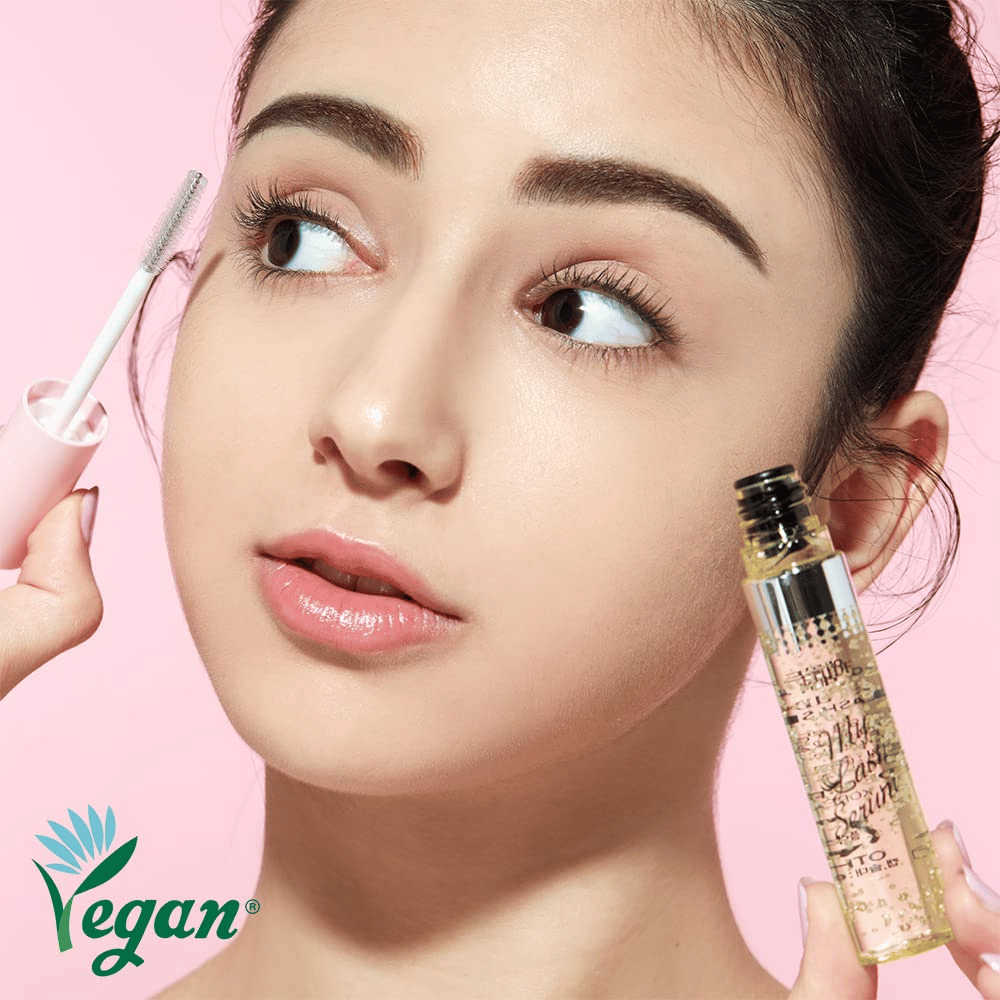 Μοντέλο εφαρμόζει βίγκαν My Lash Serum με βούρτσα στις βλεφαρίδες - κορεάτικος ορός βλεφαρίδων που ενισχύει, φροντίζει και προάγει την ανάπτυξη των βλεφαρίδων.