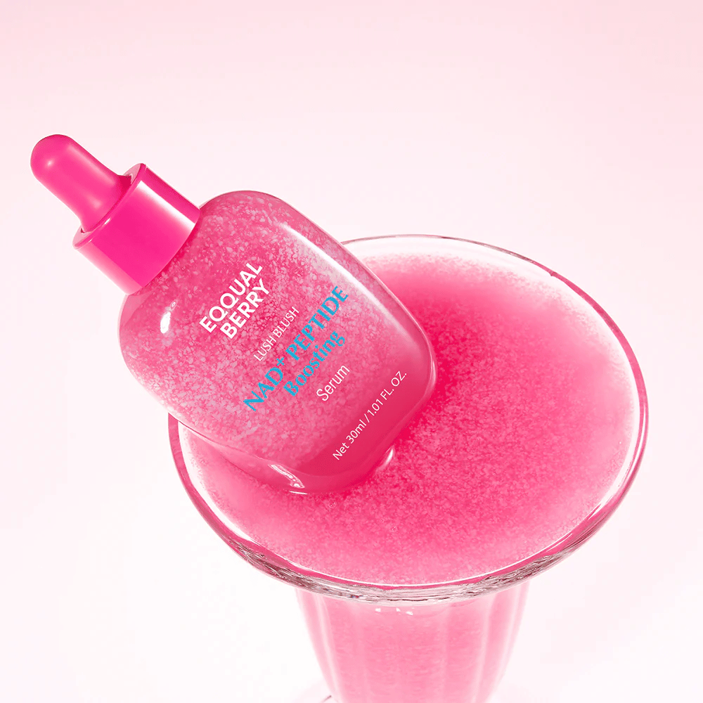 EqualBerry Lush Blush NAD+ Peptide Boosting Serum 30 ml – αντιγηραντικός ορός λάμψης με πεπτίδια σε δημιουργική εικόνα προϊόντος