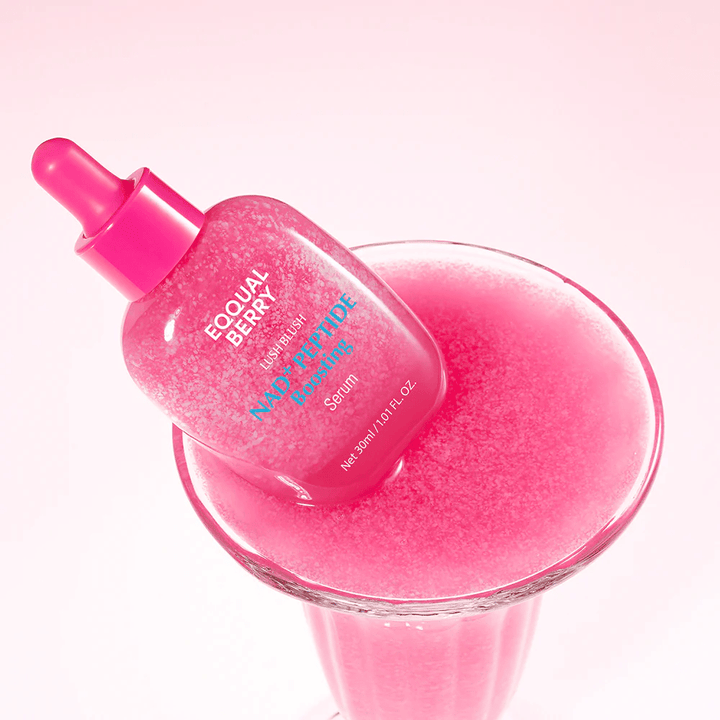 EqualBerry Lush Blush NAD+ Peptide Boosting Serum 30 ml – αντιγηραντικός ορός λάμψης με πεπτίδια σε δημιουργική εικόνα προϊόντος