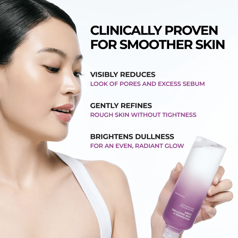 Μοντέλο που κρατά το JUMISO Niacinamide 2+ Pore Smoothing Toner δίπλα στο πρόσωπο. Η εικόνα αναδεικνύει την κλινικά αποδεδειγμένη ικανότητα του προϊόντος να μειώνει τους ορατούς πόρους, να εξομαλύνει την υφή της επιδερμίδας και να χαρίζει περισσότερη λάμψη στην επιδερμίδα.