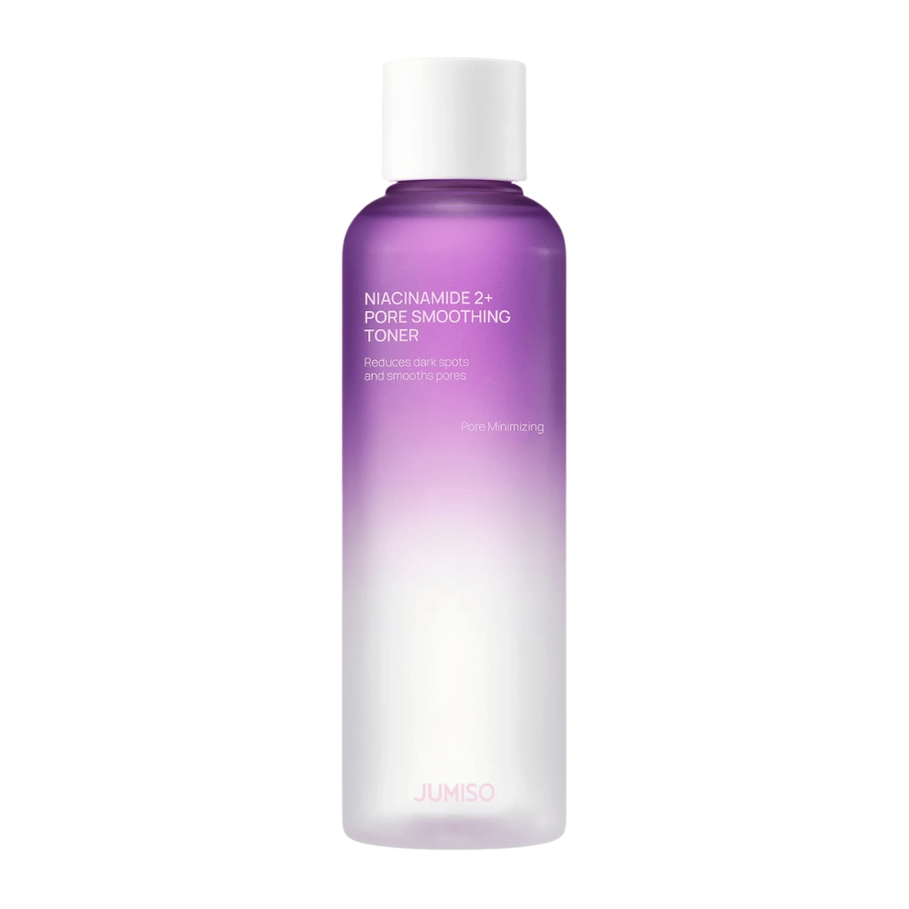 Εικόνα προϊόντος του JUMISO Niacinamide 2+ Pore Smoothing Toner σε ανοιχτόχρωμο φόντο. Το μωβ και λευκό μπουκάλι αναδεικνύει την εστίαση του προϊόντος στη βελτίωση των πόρων, στην πιο ομοιόμορφη όψη της επιδερμίδας και στη μειωμένη ορατότητα των σκούρων κηλίδων.
