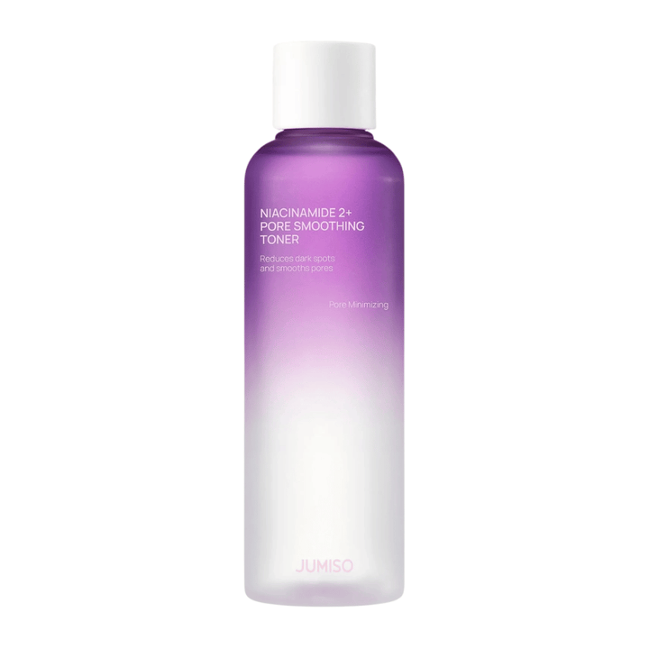 Εικόνα προϊόντος του JUMISO Niacinamide 2+ Pore Smoothing Toner σε ανοιχτόχρωμο φόντο. Το μωβ και λευκό μπουκάλι αναδεικνύει την εστίαση του προϊόντος στη βελτίωση των πόρων, στην πιο ομοιόμορφη όψη της επιδερμίδας και στη μειωμένη ορατότητα των σκούρων κηλίδων.