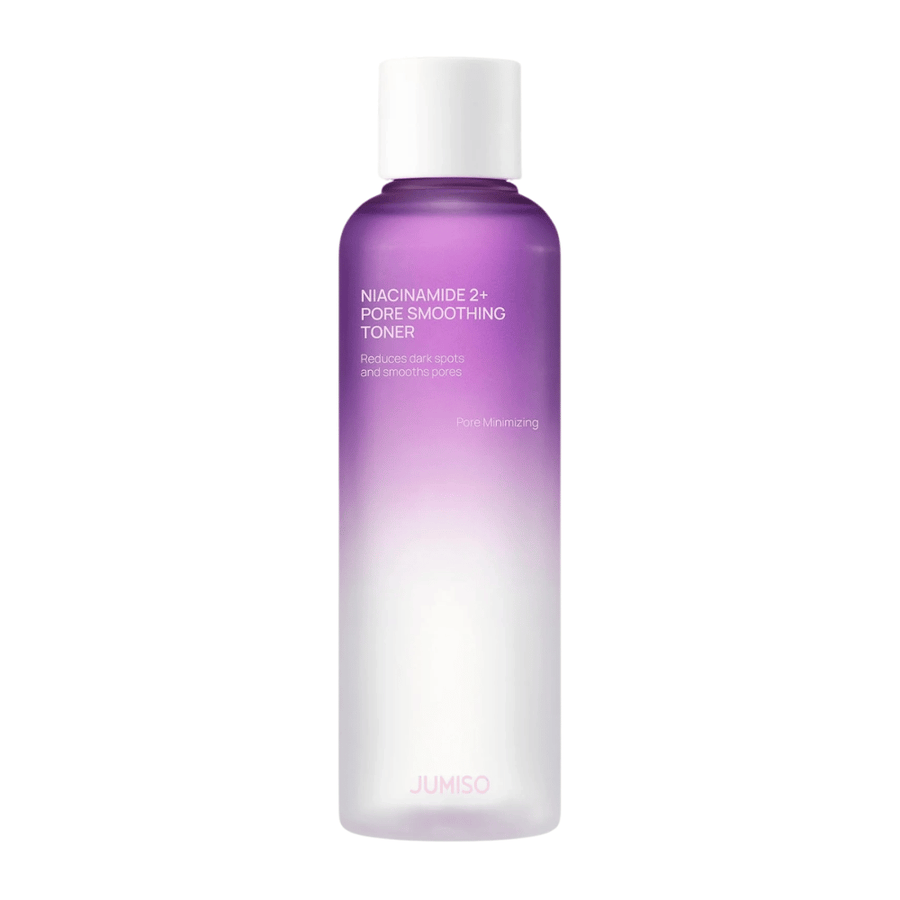 Εικόνα προϊόντος του JUMISO Niacinamide 2+ Pore Smoothing Toner σε ανοιχτόχρωμο φόντο. Το μωβ και λευκό μπουκάλι αναδεικνύει την εστίαση του προϊόντος στη βελτίωση των πόρων, στην πιο ομοιόμορφη όψη της επιδερμίδας και στη μειωμένη ορατότητα των σκούρων κηλίδων.