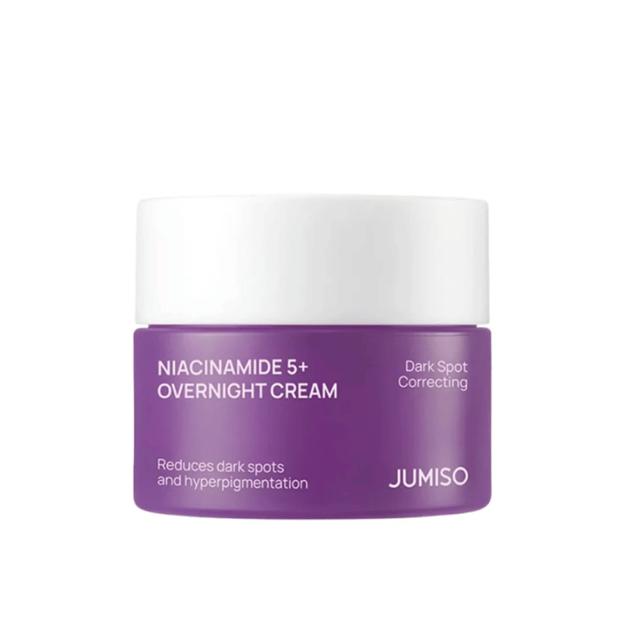 JUMISO Niacinamide 5+ Overnight Cream σε μωβ βαζάκι με φωτεινό φόντο. Κρέμα νυκτός με νιασιναμίδη που βοηθά στη μείωση των κηλίδων μελάγχρωσης, του ανομοιόμορφου τόνου της επιδερμίδας και χαρίζει πιο ομοιόμορφη λάμψη κατά τη διάρκεια της νύχτας.