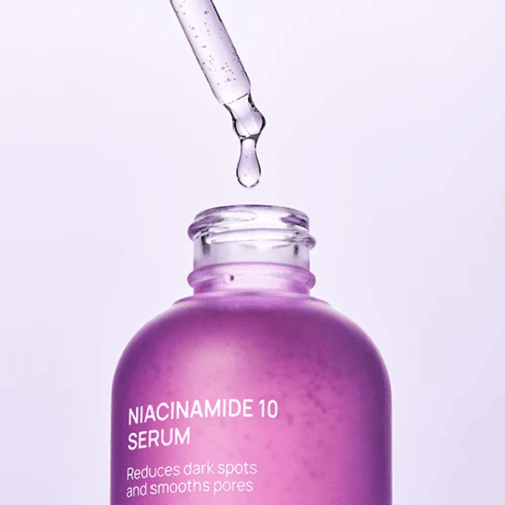Κοντινή εικόνα μπουκαλιού και πιπέτας με Jumiso Niacinamide 10 Serum. Διαφανής σταγόνα ελαφριάς φόρμουλας που απορροφάται γρήγορα στο δέρμα.