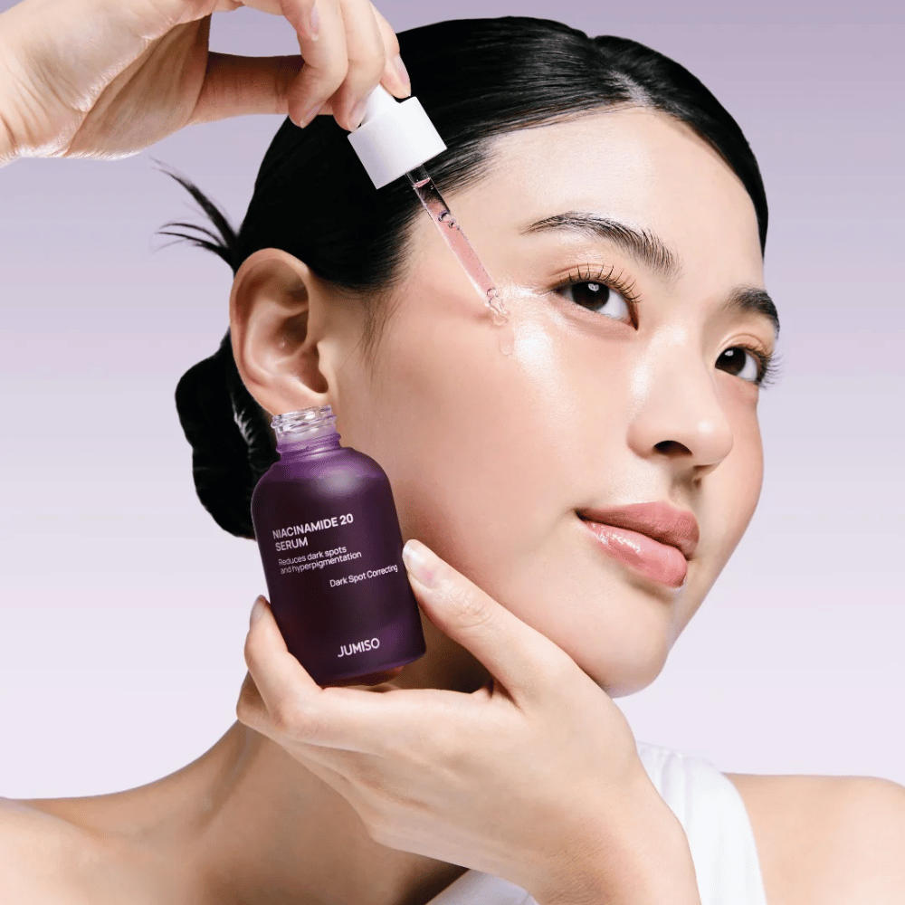Γυναίκα εφαρμόζει Jumiso Niacinamide 20 Serum – φωτεινός κορεάτικος ορός που εξομαλύνει τον τόνο του δέρματος και μειώνει τις κηλίδες χρωστικής.