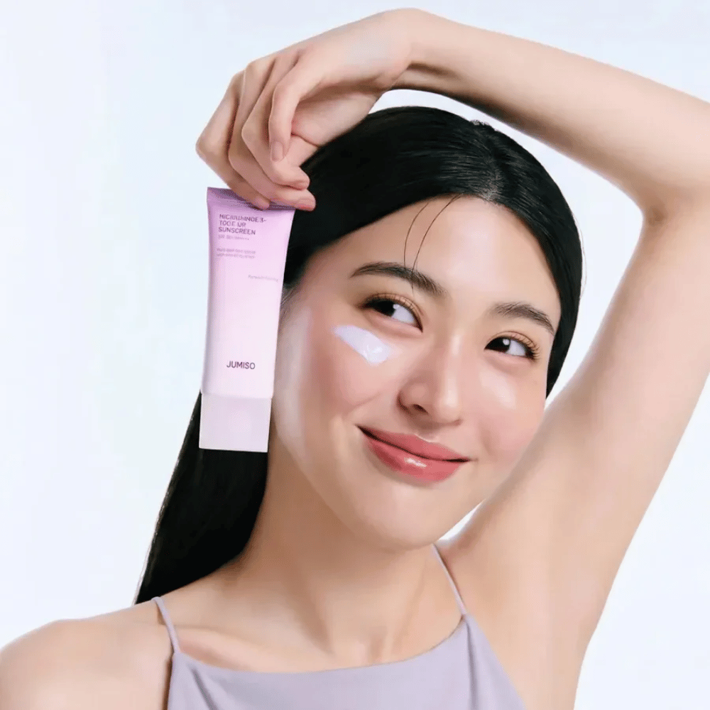 Το μοντέλο κρατά το JUMISO Niacinamide 3+ Tone-Up Sunscreen SPF50+ PA++++ – αντηλιακή κρέμα με νιασιναμίδη που εξομαλύνει τον τόνο του δέρματος και προστατεύει την επιδερμίδα.