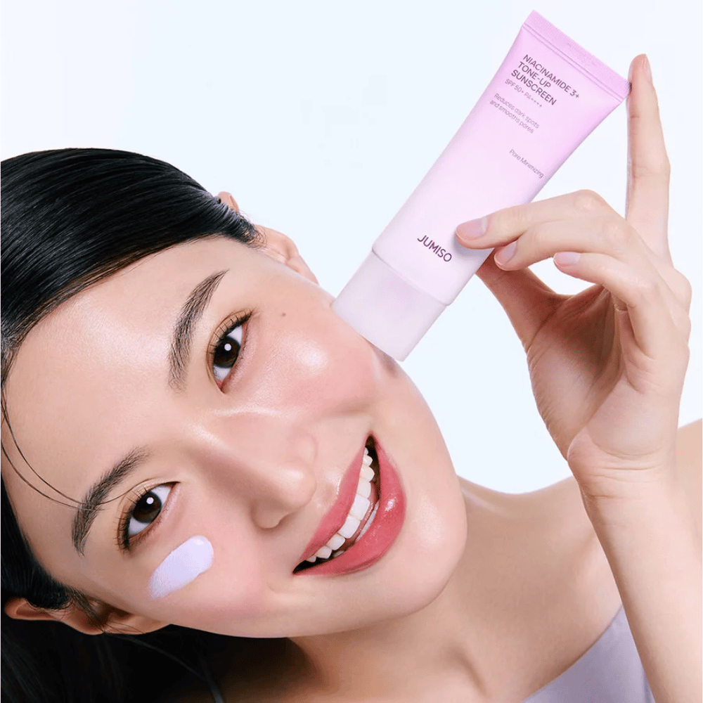 Το μοντέλο εφαρμόζει το JUMISO Niacinamide 3+ Tone-Up Sunscreen SPF50+ PA++++ για προστασία από την UV, πιο ομοιόμορφο τόνο δέρματος και φυσική λάμψη.
