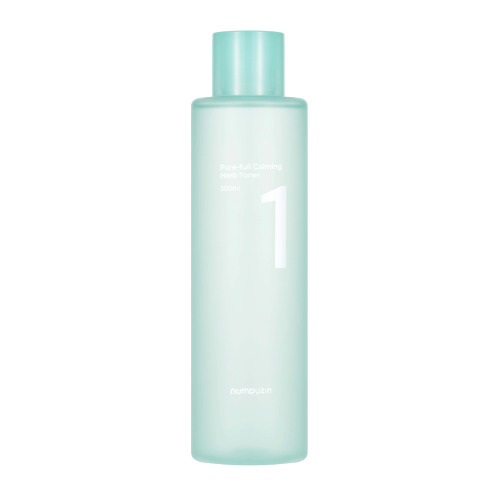 Ένα μπουκάλι με No.1 Pure-Full Calming Herb Toner σε ένα διάφανο ανοιχτό μπλε σχέδιο. Το μπουκάλι έχει ένα ανοιχτό μπλε καπάκι και μια ετικέτα με το κείμενο "Pure-full Calming Herb Toner" καθώς και "300ml". Το προϊόν έχει μια μινιμαλιστική εμφάνιση και δίνει μια φρέσκια και καταπραϋντική εντύπωση.