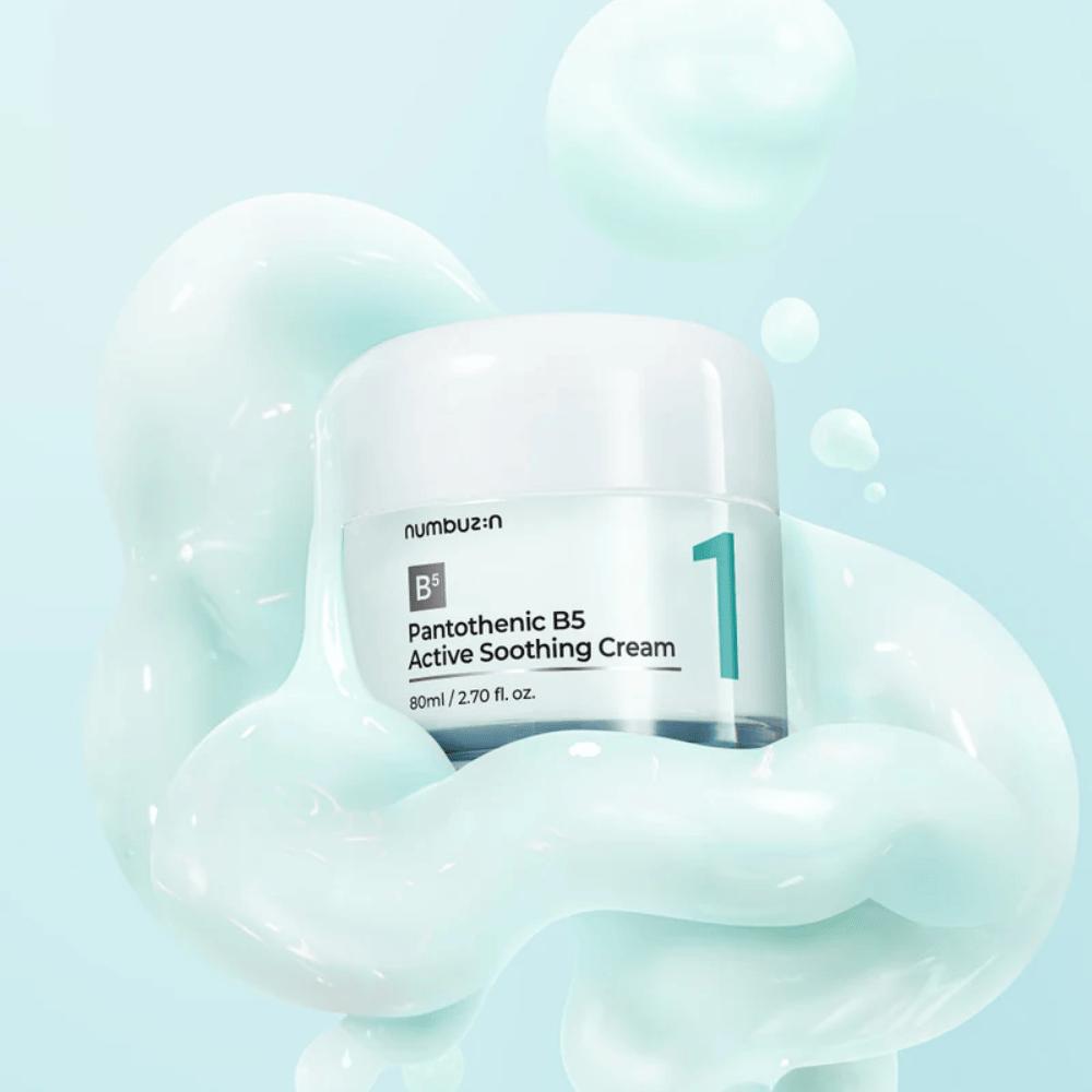 Numbuzin No.1 Pantothenic B5 Active Soothing Cream 80 ml σε ανοιχτό πράσινο βάζο με λευκό καπάκι, περιτριγυρισμένο από απαλές κυματιστές ανοιχτό πράσινες κρεμώδεις υφές σε ανοιχτό μπλε φόντο.