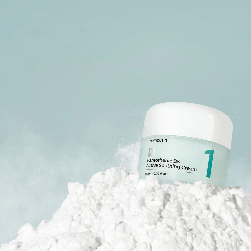 Numbuzin No.1 Pantothenic B5 Active Soothing Cream 80 ml σε ανοιχτό πράσινο βάζο με λευκό καπάκι, τοποθετημένο σε ένα σωρό από λευκή σκόνη σε ανοιχτό φόντο.