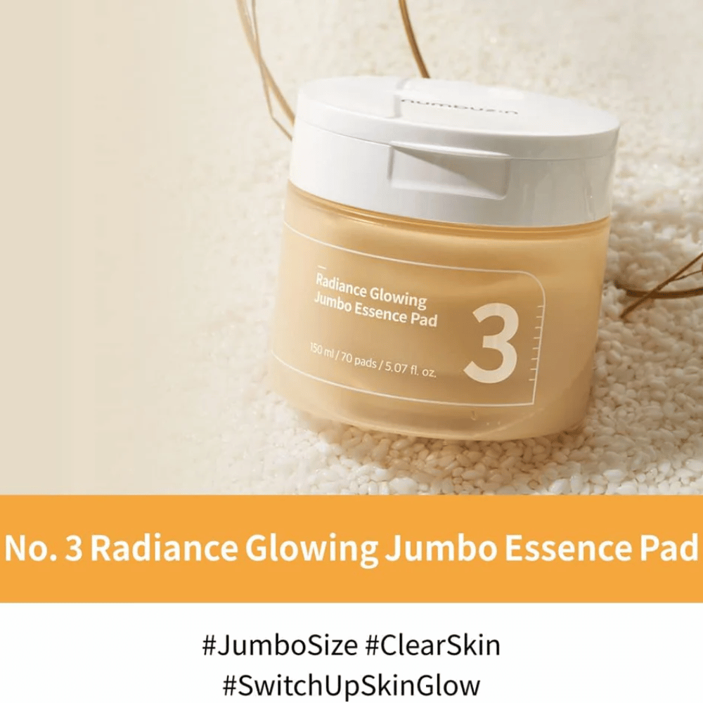 Δοχείο με numbuzin No. 3 Radiance Glowing Jumbo Essence Pad τοποθετημένο πάνω σε ρύζι, το κείμενο στην εικόνα αναδεικνύει το μέγεθος jumbo και τη λάμψη της επιδερμίδας.