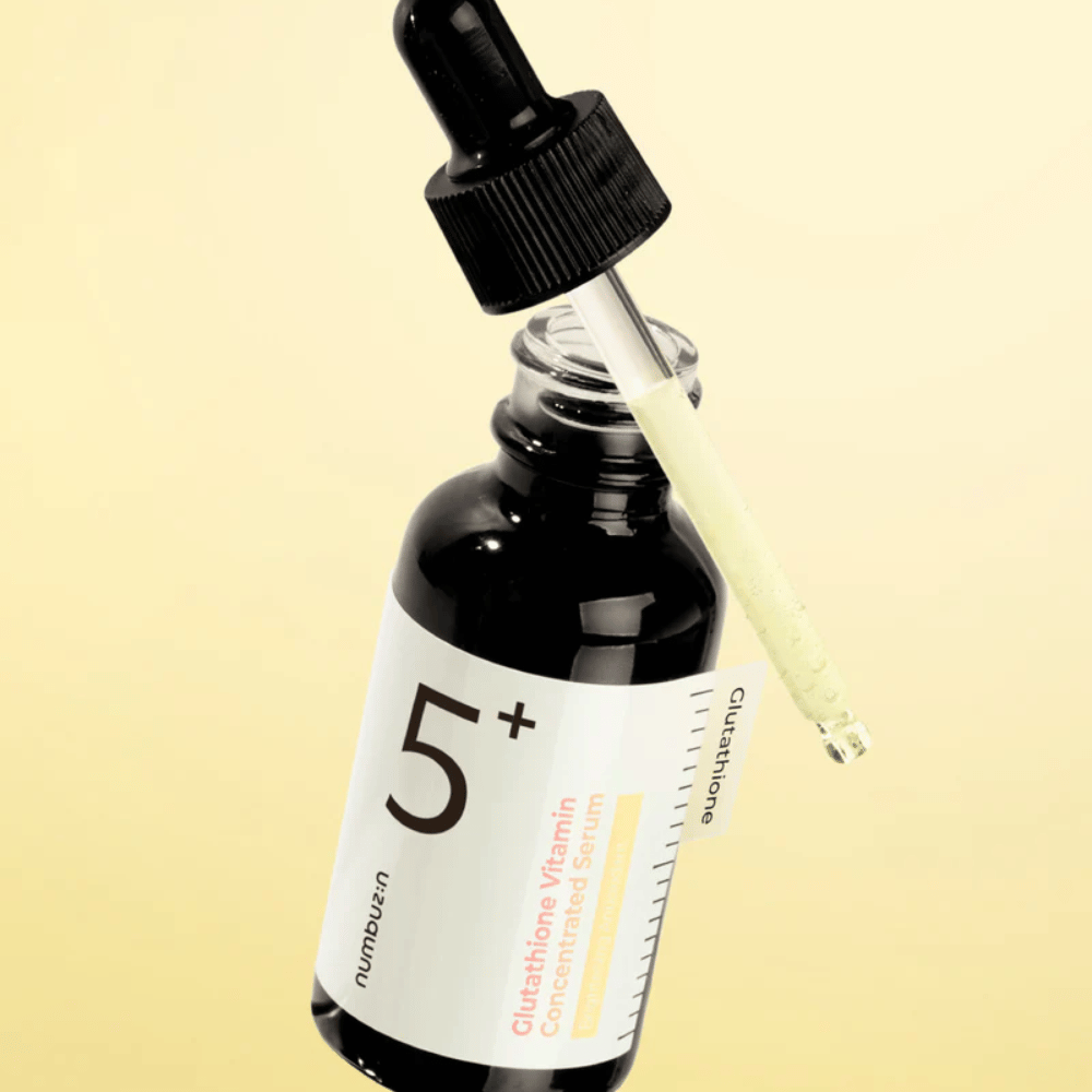 Μπουκάλι με πιπέτα του Numbuzin No.5+ Glutathione Vitamin Concentrated Serum. Ελαφριά φόρμουλα για πιο καθαρή και λαμπερή επιδερμίδα.