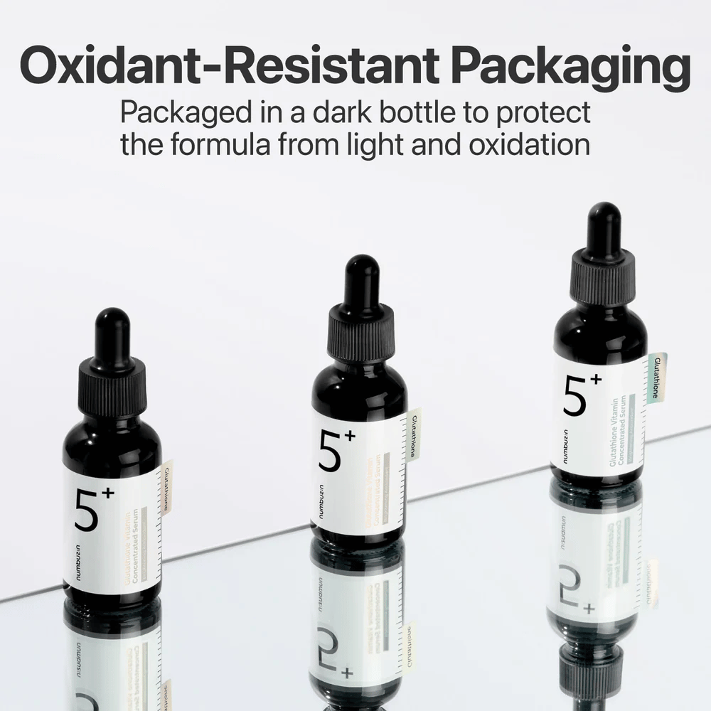 Τρία μπουκάλια Numbuzin No.5+ Glutathione Vitamin Concentrated Serum σε σκούρα συσκευασία που προστατεύει από την οξείδωση.
