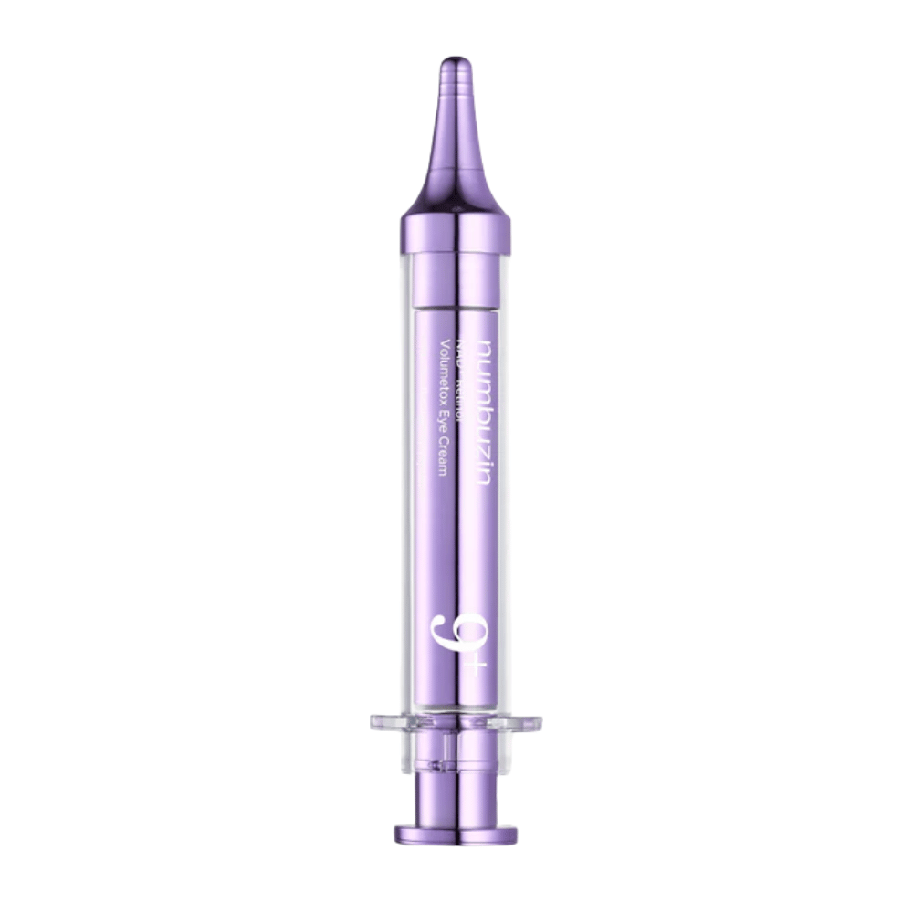 Εικόνα προϊόντος του No.9 NAD+ Retinol Volumetox Eye Cream σε μωβ συσκευασία στυλό σε λευκό φόντο, μια κορεατική κρέμα ματιών με ρετινόλη και πεπτίδια για αυξημένη ελαστικότητα.