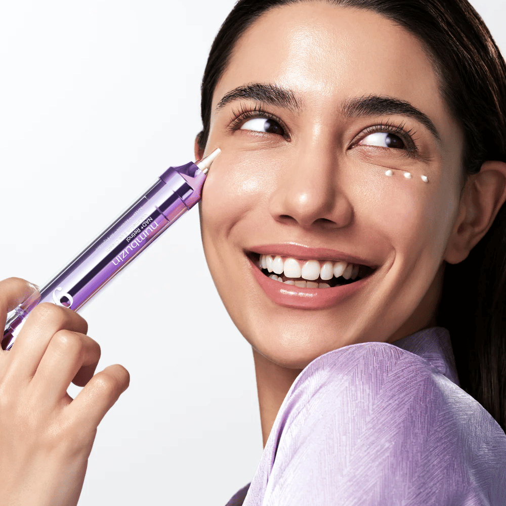 Μοντέλο που εφαρμόζει το No.9 NAD+ Retinol Volumetox Eye Cream γύρω από τα μάτια με εφαρμοστή ακριβείας, για στοχευμένη περιποίηση κατά των μαύρων κύκλων και λεπτών γραμμών.