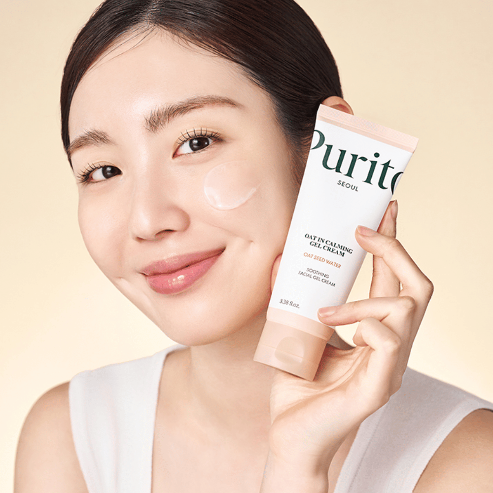 Γυναίκα εφαρμόζει Purito Oat-In Calming Gel Cream στο πρόσωπο. Ήπια και ενυδατική κρέμα τζελ για ευαίσθητο και ερεθισμένο δέρμα.