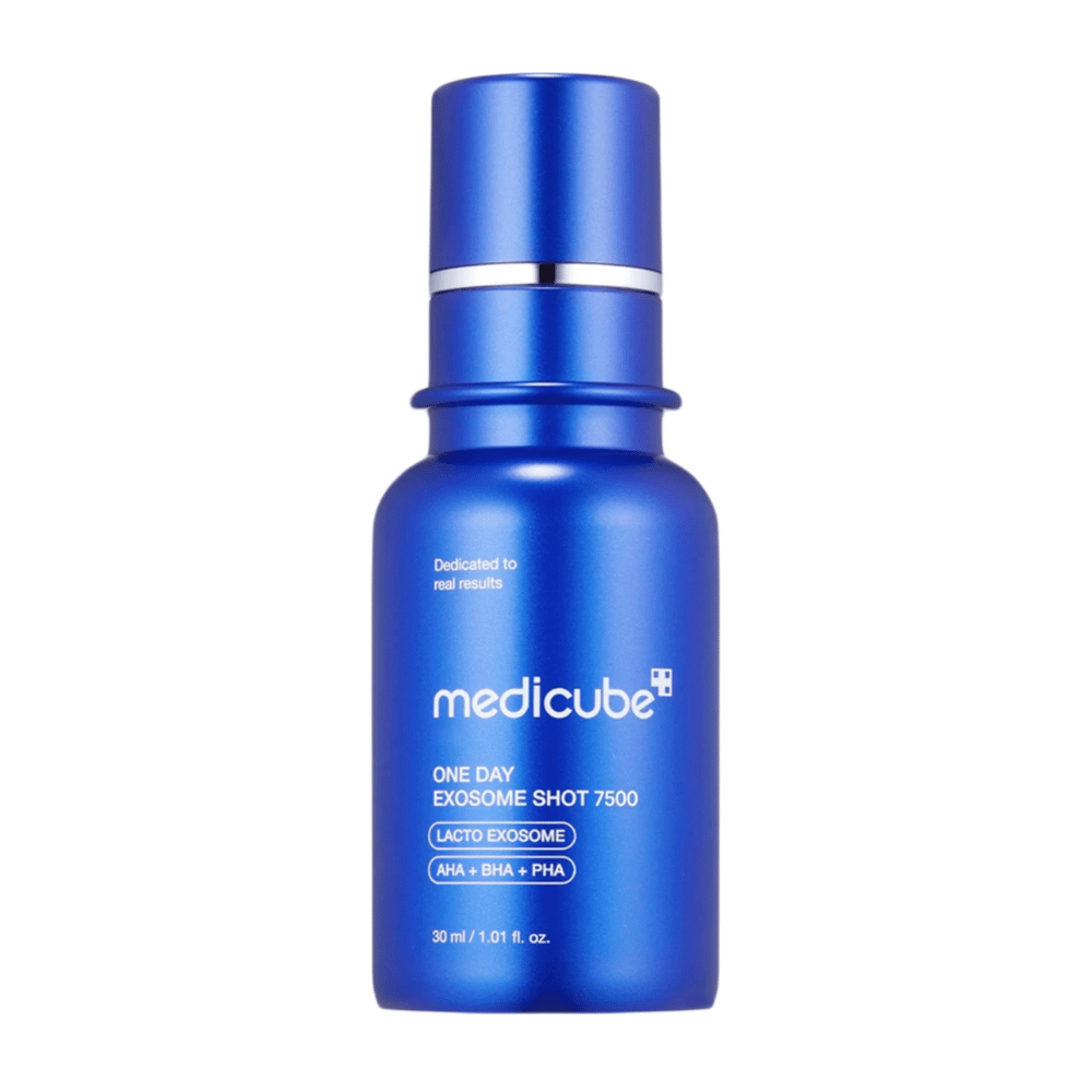 Medicube One Day Exosome Shot 7500 είναι μια προηγμένη αμπούλα εμπλουτισμένη με Lacto Exosome και AHA, BHA, PHA για εντατική περιποίηση δέρματος. Σχεδιασμένη για να βελτιώνει την υφή του δέρματος και να μειώνει τους ορατούς πόρους. Κατάλληλη για έμπειρους χρήστες με συγκέντρωση 7.500 PPM.