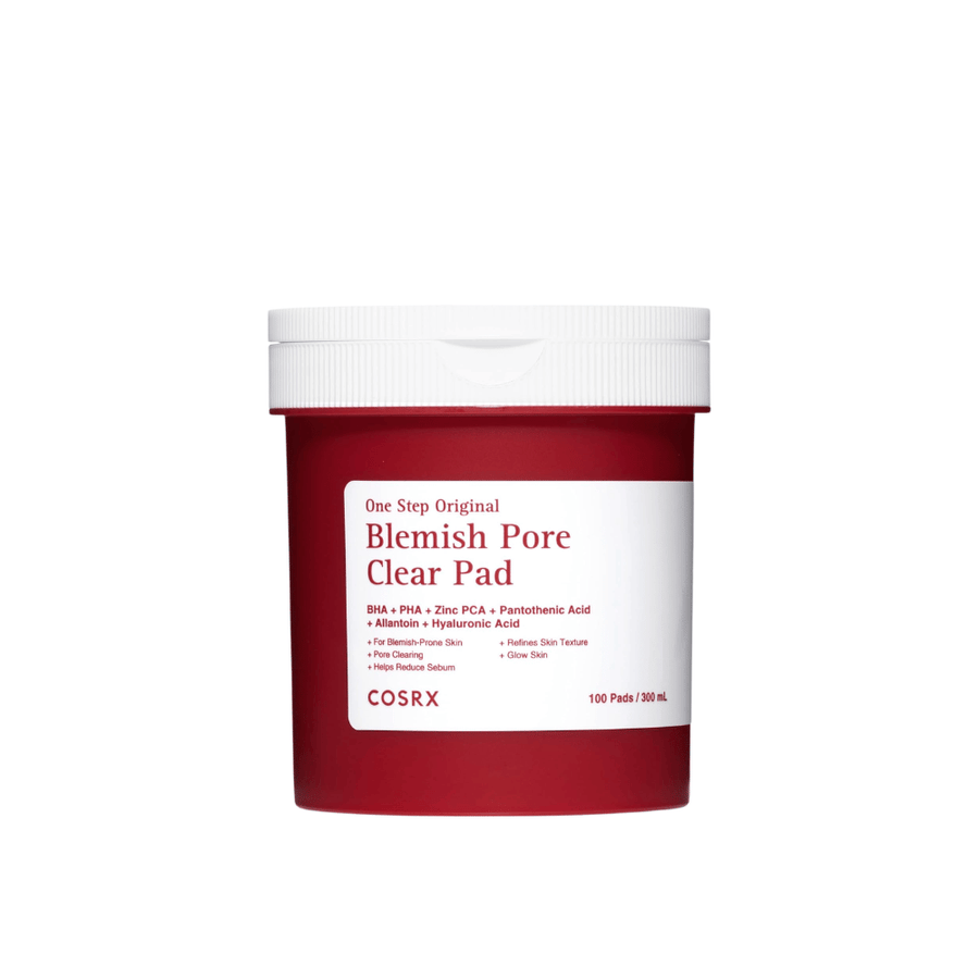 Απομονωμένη εικόνα προϊόντος του/της COSRX One Step Original Blemish Pore Clear Pad σε κόκκινη και λευκή συσκευασία με ανοιχτόχρωμο φόντο.