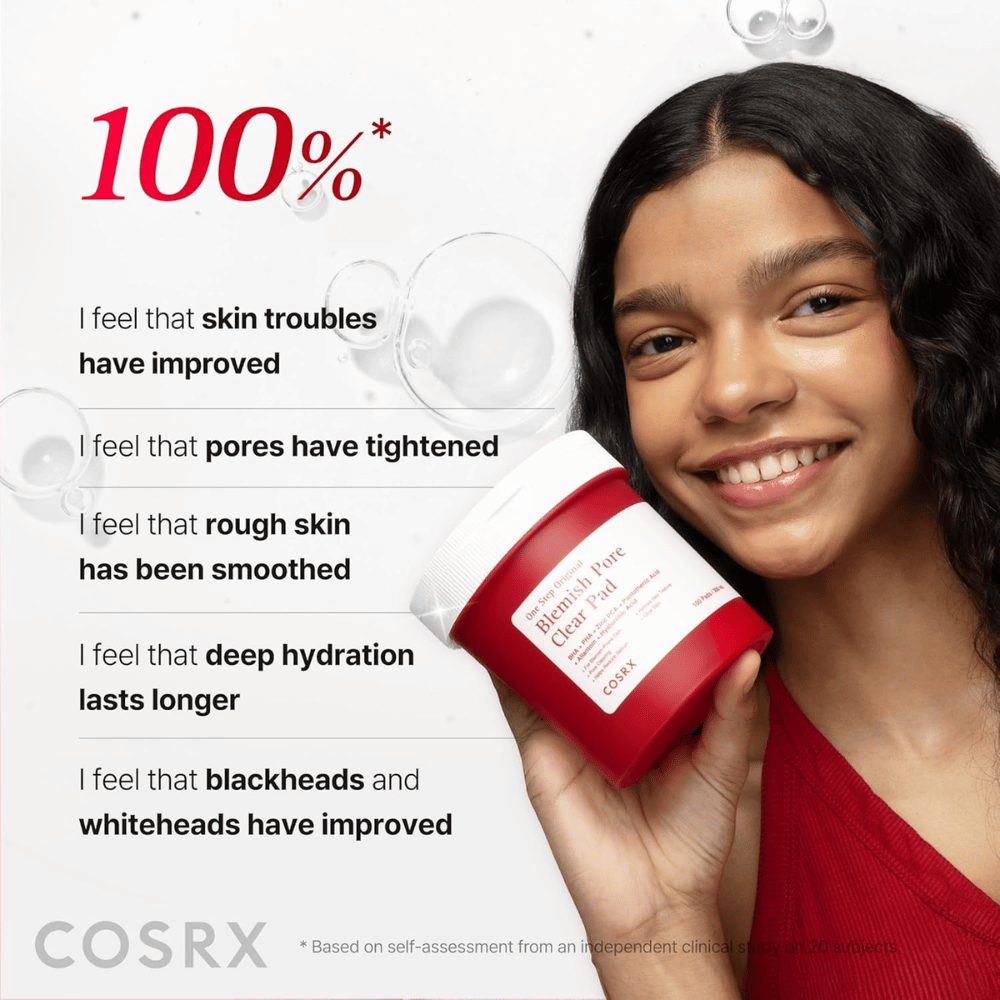 Μοντέλο κρατά το/τη COSRX One Step Original Blemish Pore Clear Pad με έμφαση στη βελτιωμένη υφή της επιδερμίδας, τους πόρους, την ενυδάτωση και τις μειωμένες ατέλειες.
