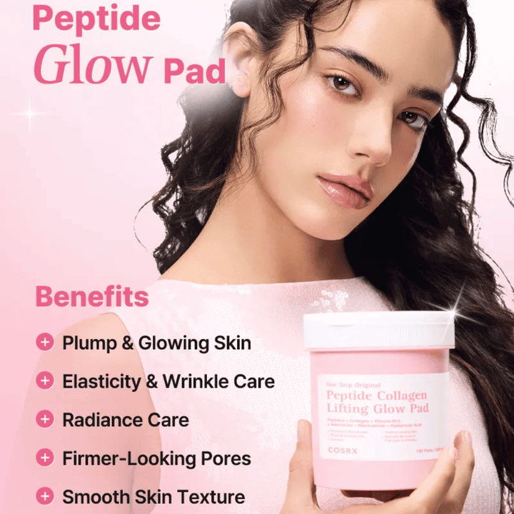 Μοντέλο κρατά το COSRX Peptide Collagen Lifting Glow Pad με έμφαση στη λάμψη, τη σφριγηλότητα, την ελαστικότητα της επιδερμίδας και τη βελτιωμένη υφή του δέρματος.