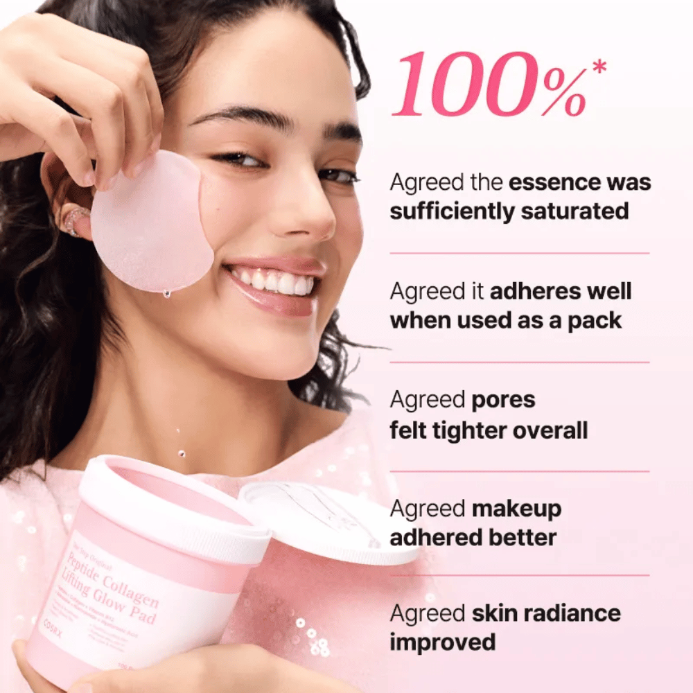 Μοντέλο χρησιμοποιεί το COSRX Peptide Collagen Lifting Glow Pad με έμφαση στην ενυδάτωση, τη λάμψη και τη βελτιωμένη ελαστικότητα της επιδερμίδας.