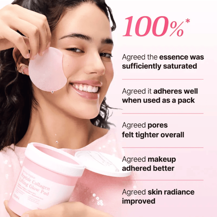 Μοντέλο χρησιμοποιεί το COSRX Peptide Collagen Lifting Glow Pad με έμφαση στην ενυδάτωση, τη λάμψη και τη βελτιωμένη ελαστικότητα της επιδερμίδας.