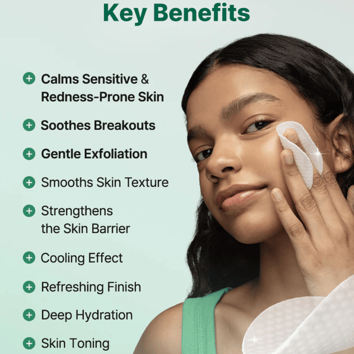 Μοντέλο εφαρμόζει το COSRX One Step Original Clear Skin Calming Pad με έμφαση στην καταπραϋντική δράση, την απολέπιση και την ενυδάτωση για ευαίσθητο δέρμα.