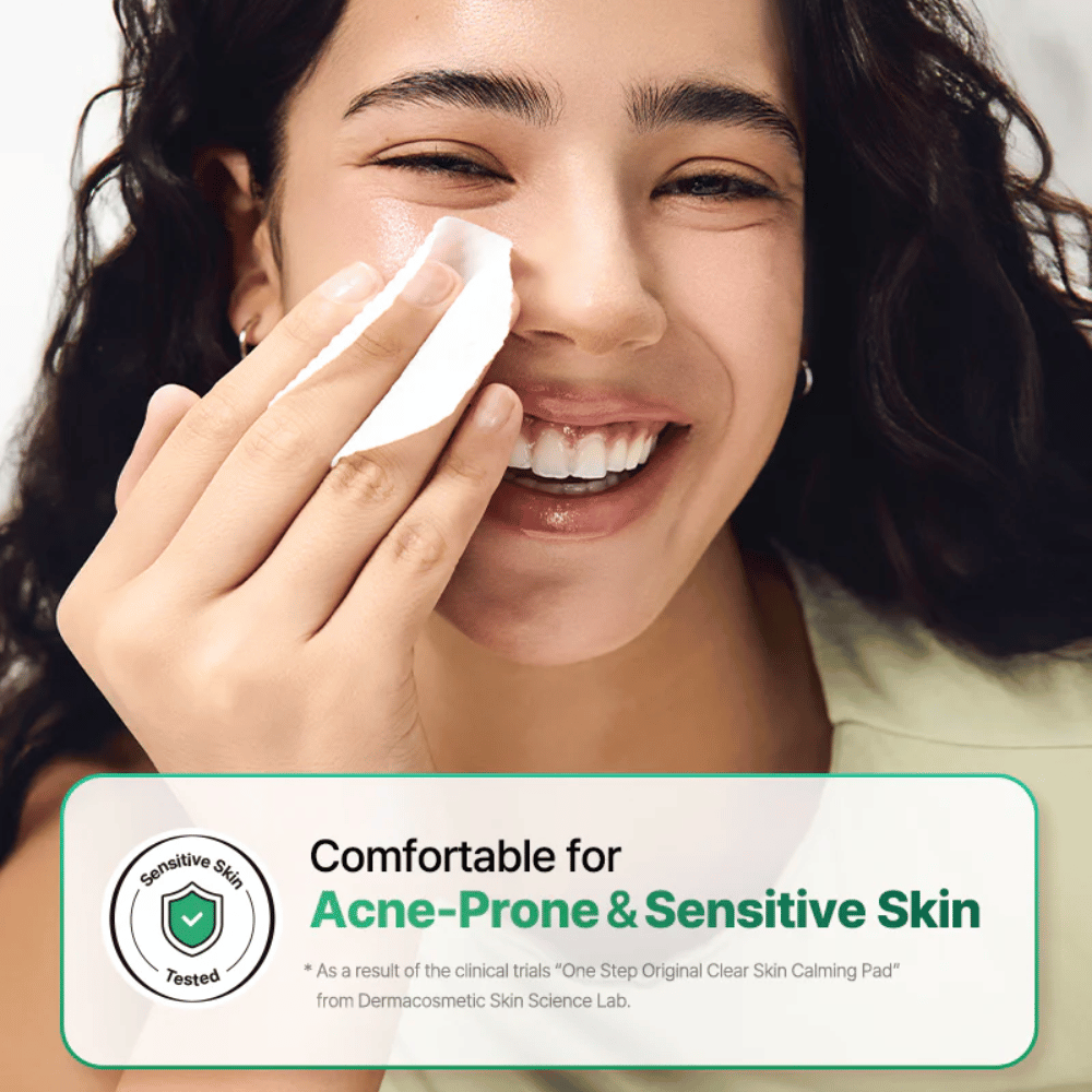 Μοντέλο χρησιμοποιεί το COSRX One Step Original Clear Skin Calming Pad στο δέρμα με έμφαση στο ευαίσθητο και επιρρεπές στην ακμή δέρμα.