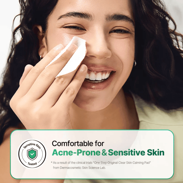 Μοντέλο χρησιμοποιεί το COSRX One Step Original Clear Skin Calming Pad στο δέρμα με έμφαση στο ευαίσθητο και επιρρεπές στην ακμή δέρμα.