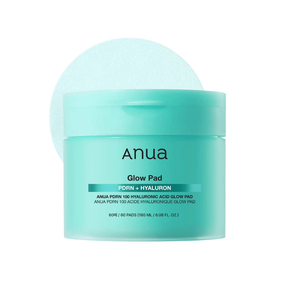 Anua PDRN 100 Hyaluronic Acid Glow Pad σε τυρκουάζ συσκευασία με ανασηκωμένο pad – ενυδατικά pads τονωτικής λοσιόν για καθημερινή ενυδάτωση και λάμψη.