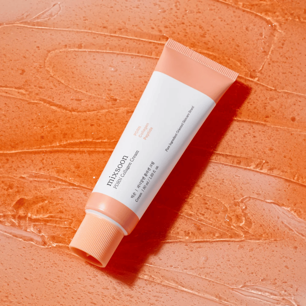 Mixsoon PDRN Collagen Cream βρίσκεται σε γυαλιστερό πορτοκαλί φόντο. Μια θρεπτική κρέμα προσώπου με PDRN, κολλαγόνο και πεπτίδια για πιο σφριγηλό δέρμα.