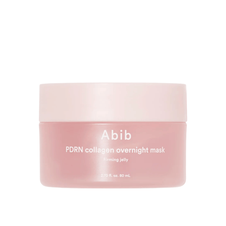 Μινιμαλιστική εικόνα προϊόντος του Abib PDRN Collagen Overnight Mask σε ροζ βαζάκι, με έμφαση στον σχεδιασμό και το όνομα του προϊόντος σε ανοιχτόχρωμο φόντο.