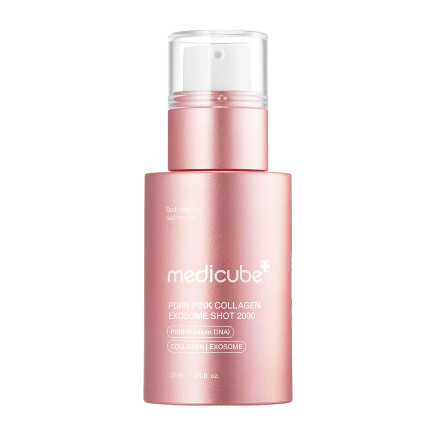 Εικόνα προϊόντος του Medicube PDRN Pink Collagen Exosome Shot 2000 σε ροζ φιάλη με ανοιχτόχρωμο φόντο. Ορός με PDRN, κολλαγόνο και εξωσώματα που έχει αναπτυχθεί για να προσφέρει στην επιδερμίδα ενυδάτωση και βελτιωμένη αίσθηση του δέρματος.