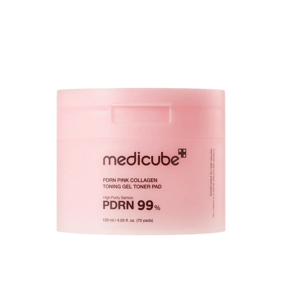 Medicube PDRN Pink Collagen Toning Gel Toner Pad σε ροζ δοχείο με κείμενο που δείχνει 99% PDRN-περιεχόμενο και 120 ml, σχεδιασμένο για να βελτιώνει τη σφριγηλότητα και τη λάμψη του δέρματος.
