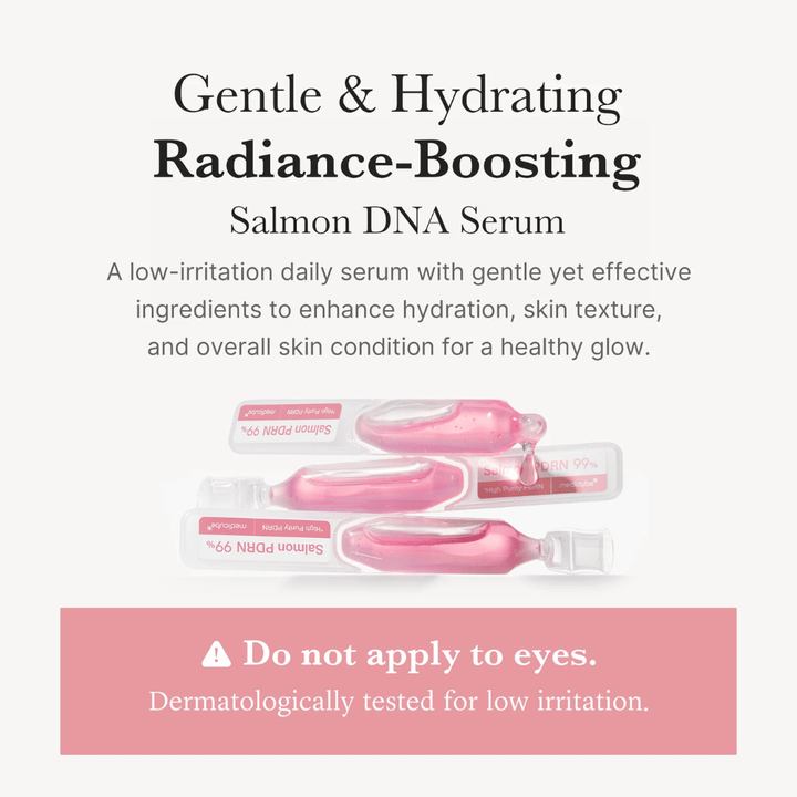 Medicube PDRN Pink One Day Serum σε μορφή αμπούλας. Η εικόνα περιγράφει έναν ενυδατικό ορό με DNA σολομού (PDRN) που έχει δοκιμαστεί δερματολογικά για χαμηλό ερεθισμό και έχει αναπτυχθεί για καθημερινή χρήση.