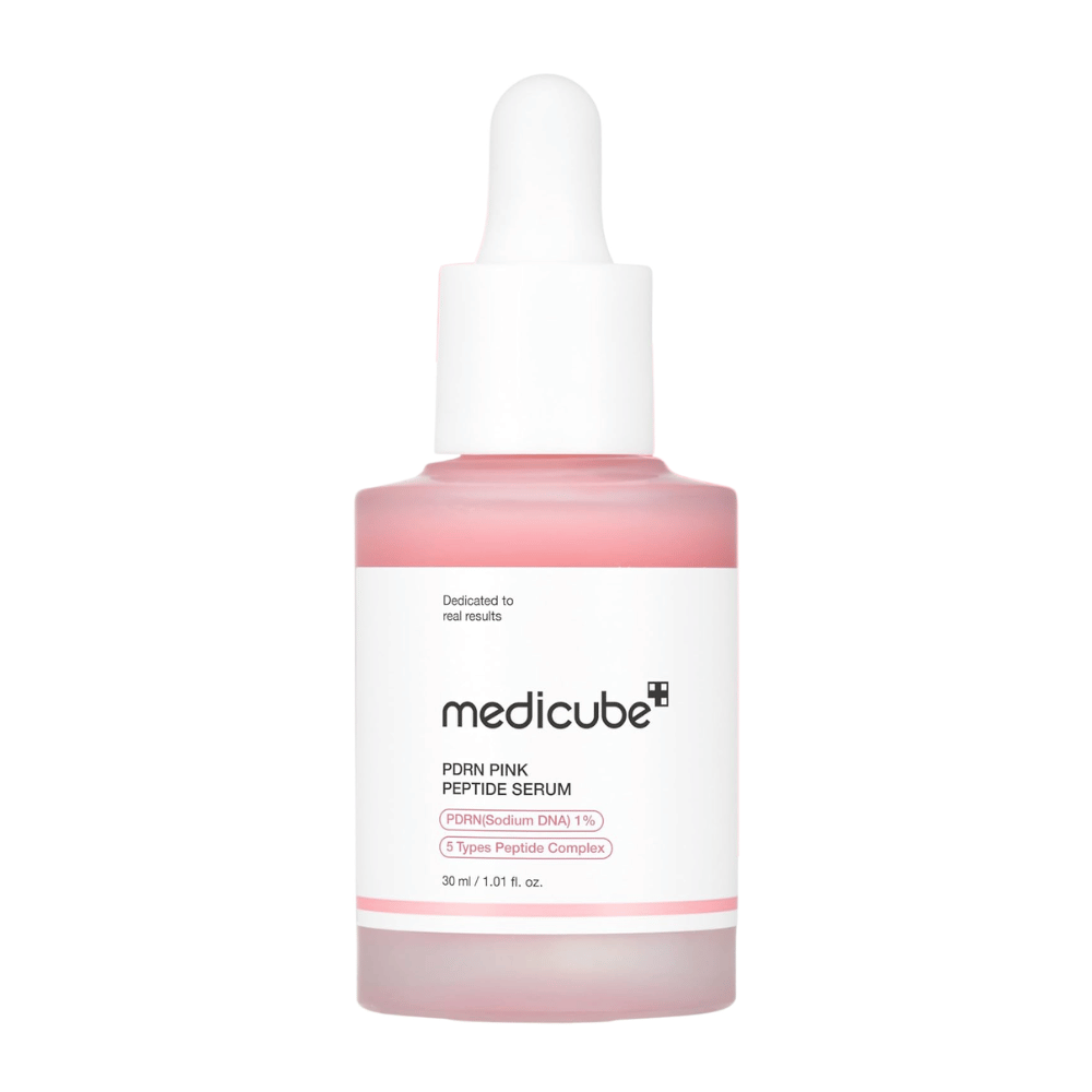 Medicube PDRN Pink Peptide Serum 30 ml, ροζ ορός προσώπου με 1% PDRN και πεπτίδια σε γυάλινο μπουκάλι με λευκή πιπέτα σε λευκό φόντο.