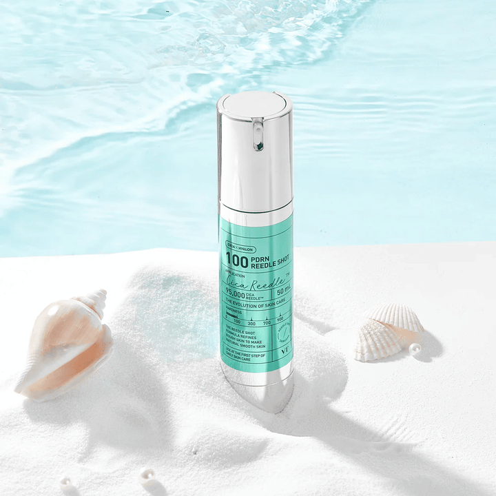 VT Cosmetics PDRN Reedle Shot 100 προϊόν τοποθετημένο σε αμμώδες περιβάλλον με θαλάσσιο θέμα που συμβολίζει την ενυδάτωση, την καταπραϋντική δράση και τη βελτίωση της επιδερμίδας