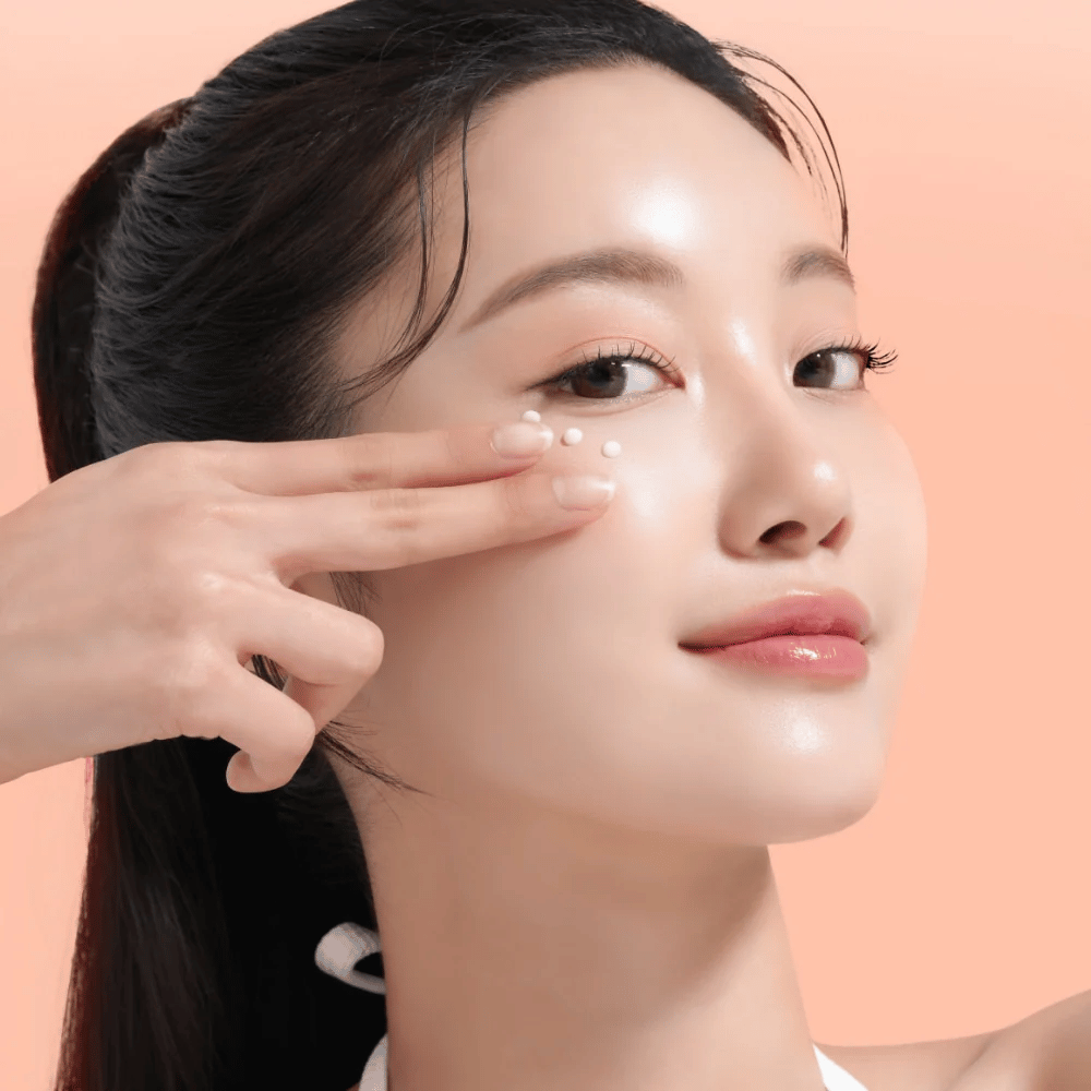 Άτομο εφαρμόζει Mixsoon PDRN Collagen Eye Serum κάτω από τα μάτια. Ο ορός φωτίζει, μειώνει το πρήξιμο και ενισχύει τη σφριγηλότητα του δέρματος.