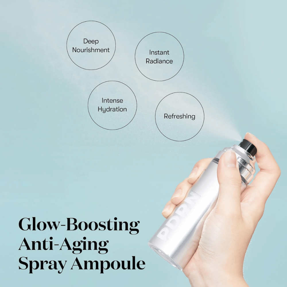 Ένα χέρι ψεκάζει VT PDRN Glow Ampoule από ένα ασημένιο μπουκάλι σπρέι. Το περιβάλλον κείμενο περιγράφει τα οφέλη του προϊόντος: "Deep Nourishment," "Instant Radiance," "Intense Hydration," και "Refreshing." Το προϊόν διαφημίζεται ως αμπούλα που ενισχύει τη λάμψη και αντιγηραντική.