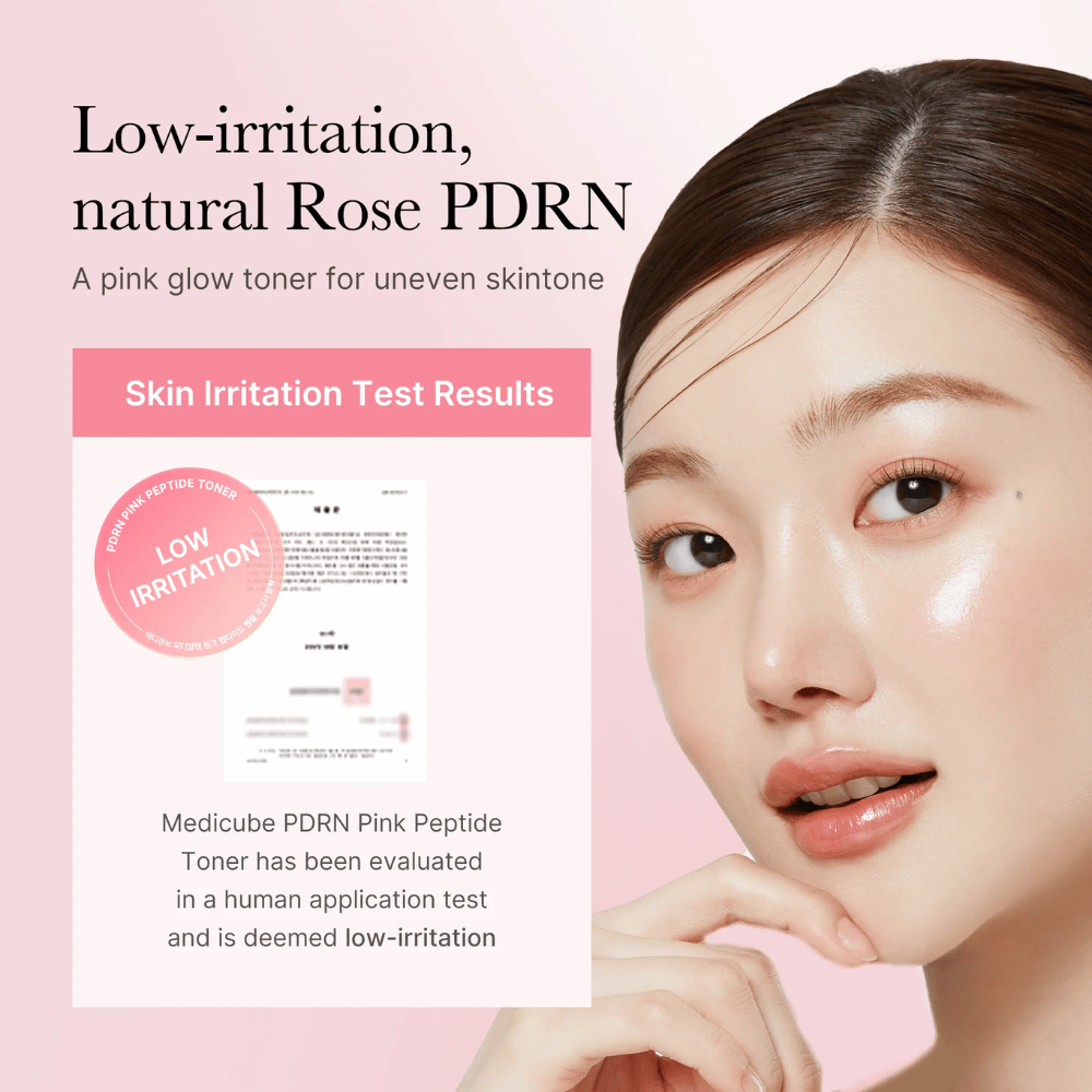 Medicube PDRN Pink Peptide Toner δοκιμασμένο για χαμηλό ερεθισμό, εμφανίζεται μαζί με μοντέλο με ομοιόμορφη και λαμπερή επιδερμίδα.