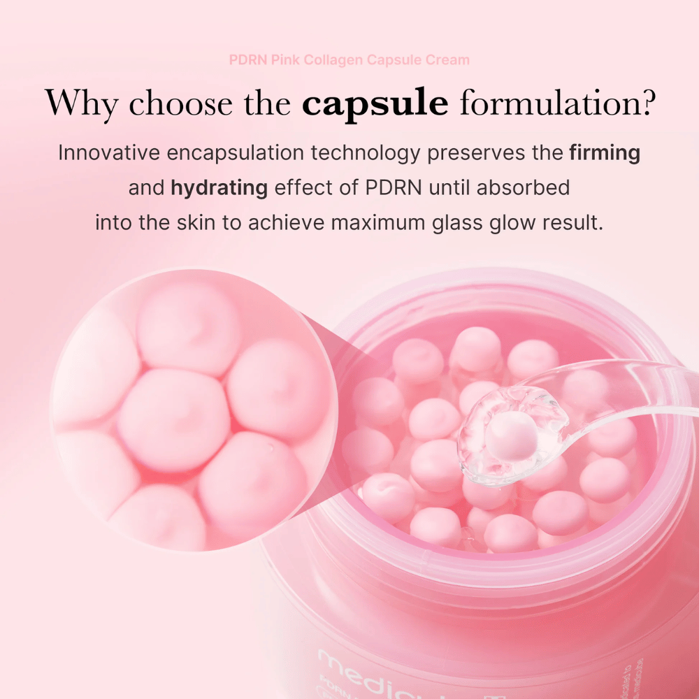 Κοντινή λήψη ροζ καψουλών σε Medicube PDRN Pink Collagen Capsule Cream, με κουτάλι και μεγέθυνση που δείχνει την τεχνική εγκλεισμού για ενυδάτωση και σφριγηλότητα.